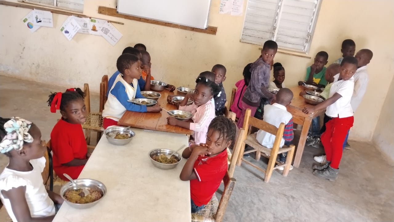 Children eating lunch at Gospel Haiti School